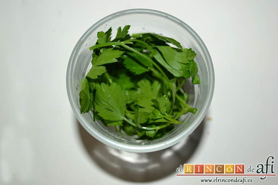 Tortillitas de San José, poner en un vasito las hojas de perejil machacadas