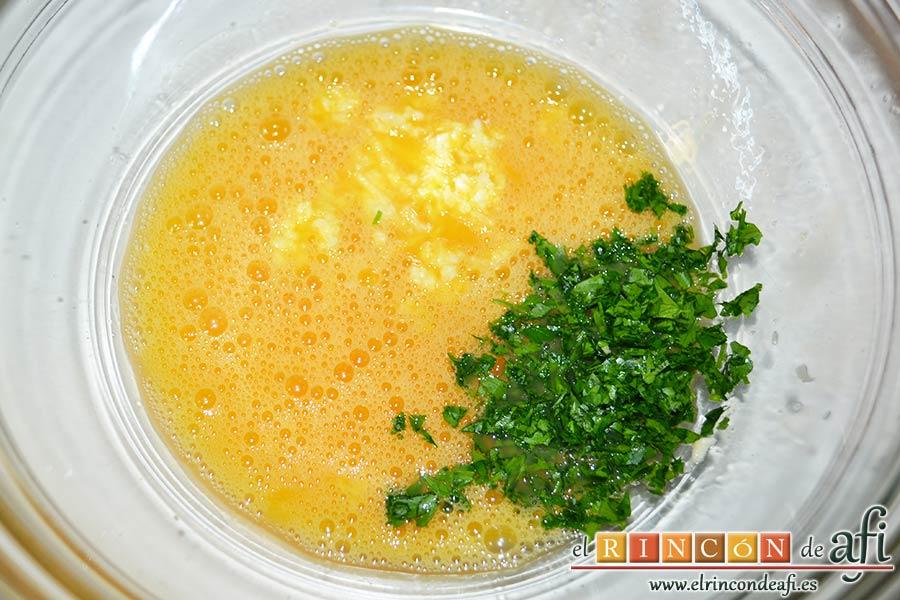 Tortillitas de San José, cortar bien el perejil, triturar el ajo y añadir ambas cosas a los huevos
