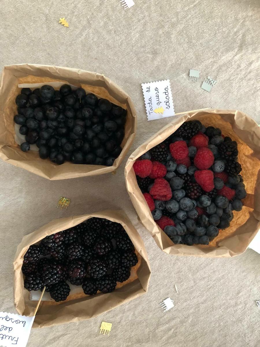 cestas frutas rojas cumpleaños bosque