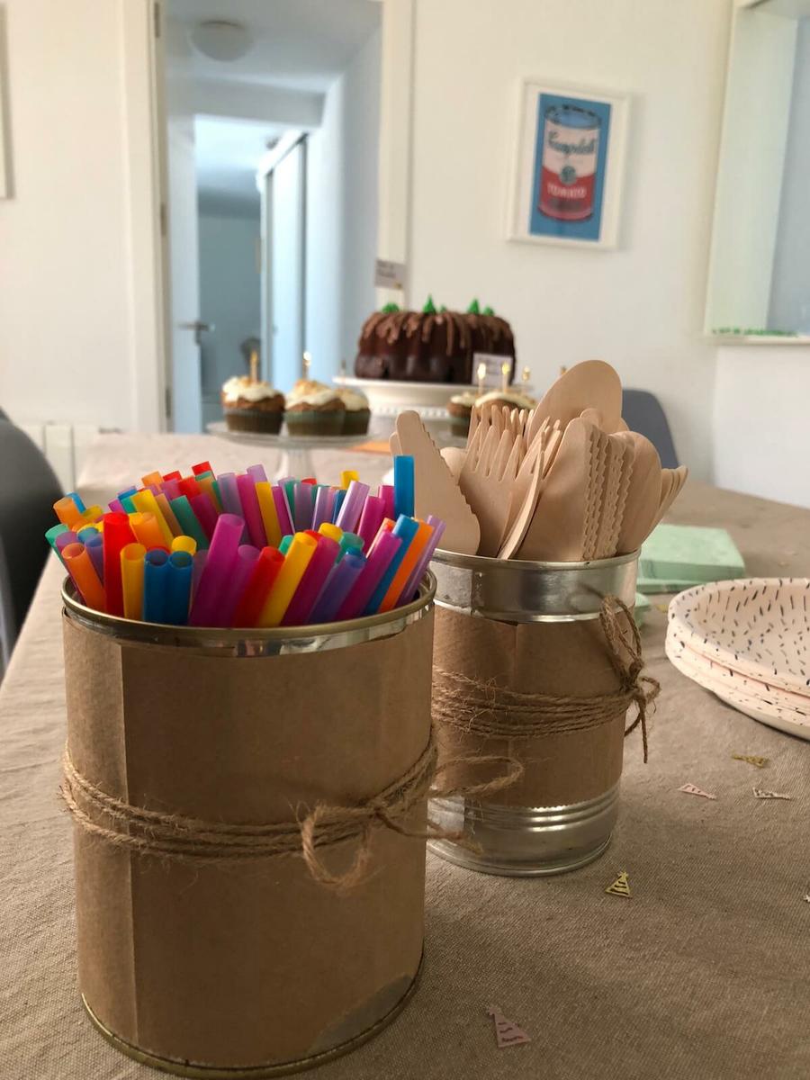 botes cubiertos cumpleaños bosque