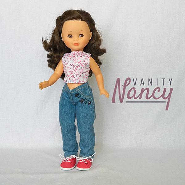 Nancy con pantalón vaquero, camisa sin mangas y zapatillas de cordones