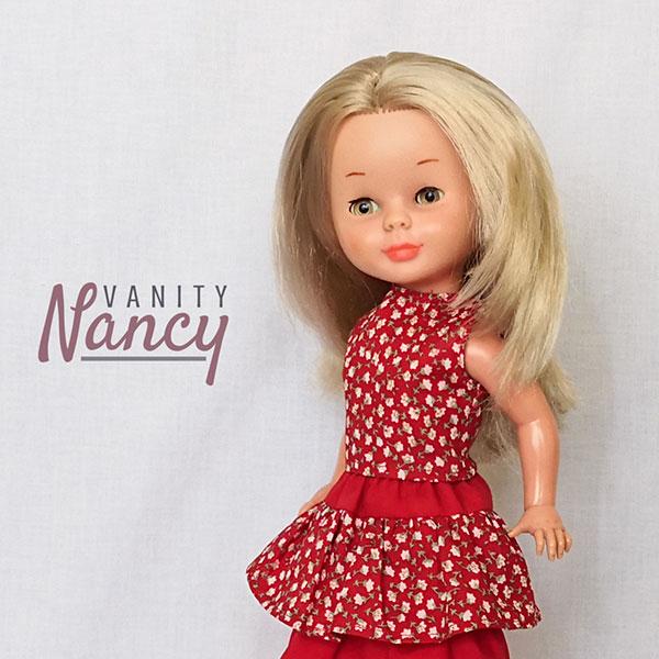 Nancy clásica con falda de volantes y blusita sin mangas.