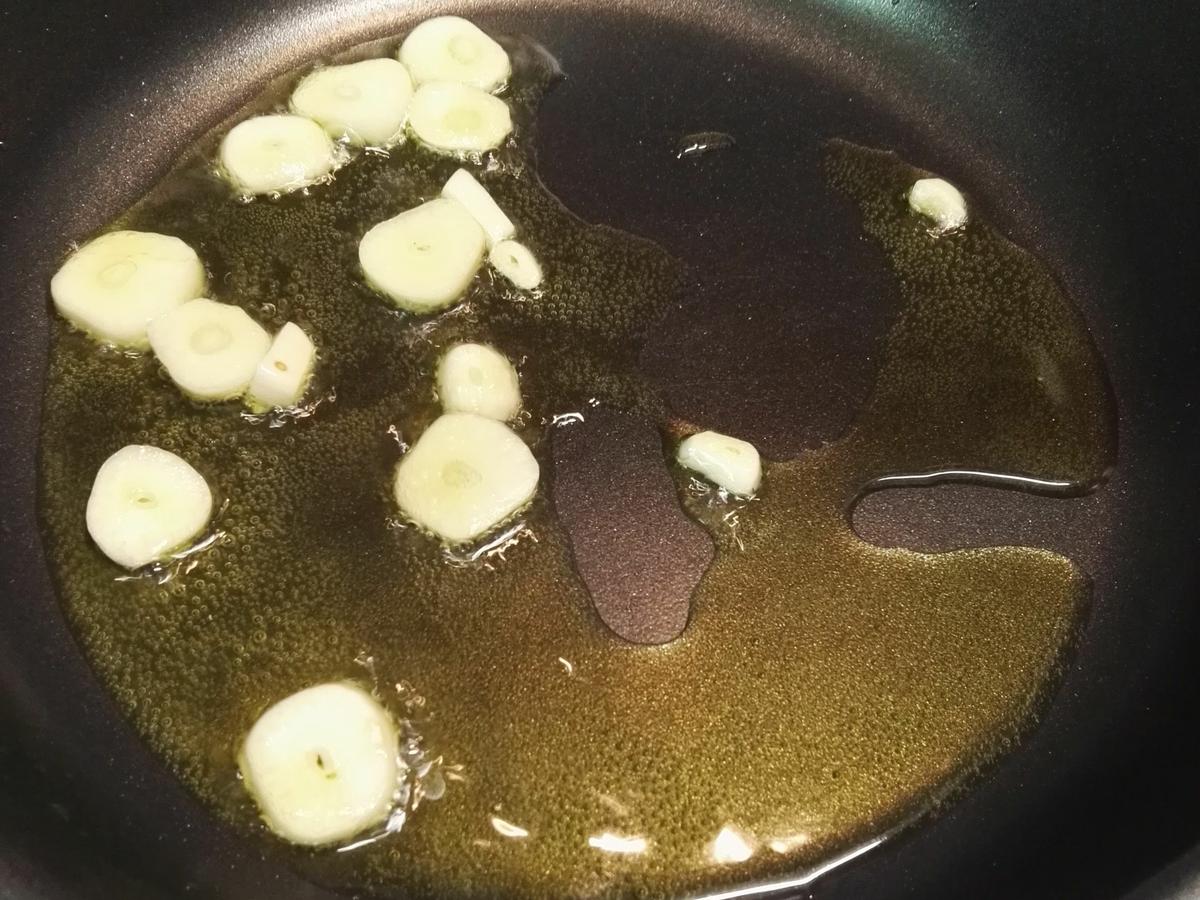 Friendo ajos en una sartén