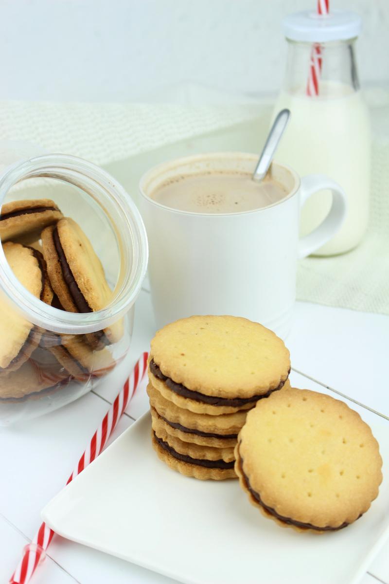 Galletas príncipe caseras rellenas de chocolate sin lactosa