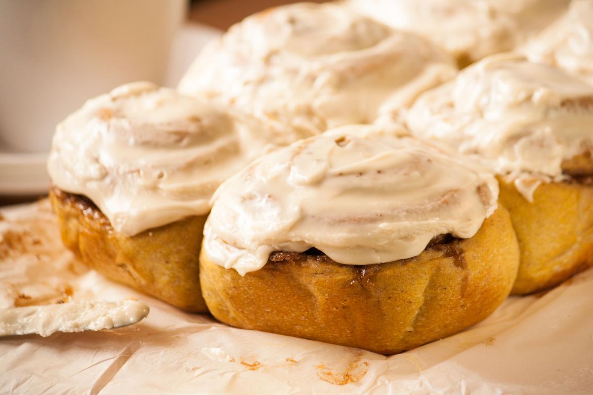 Rollos de Calabaza y Canela con decorado de queso crema