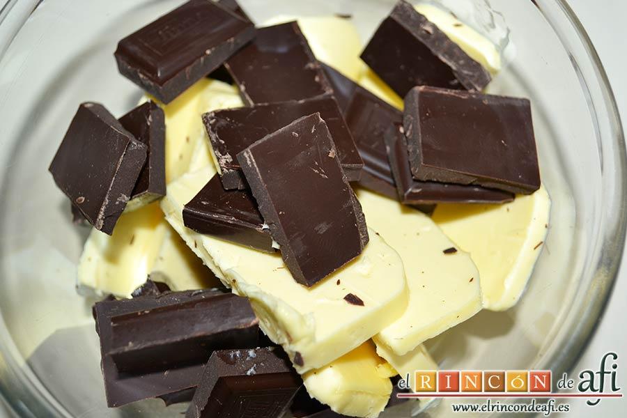 Brownie exprés, poner en un bol el chocolate negro troceado y la mantequilla en pomada