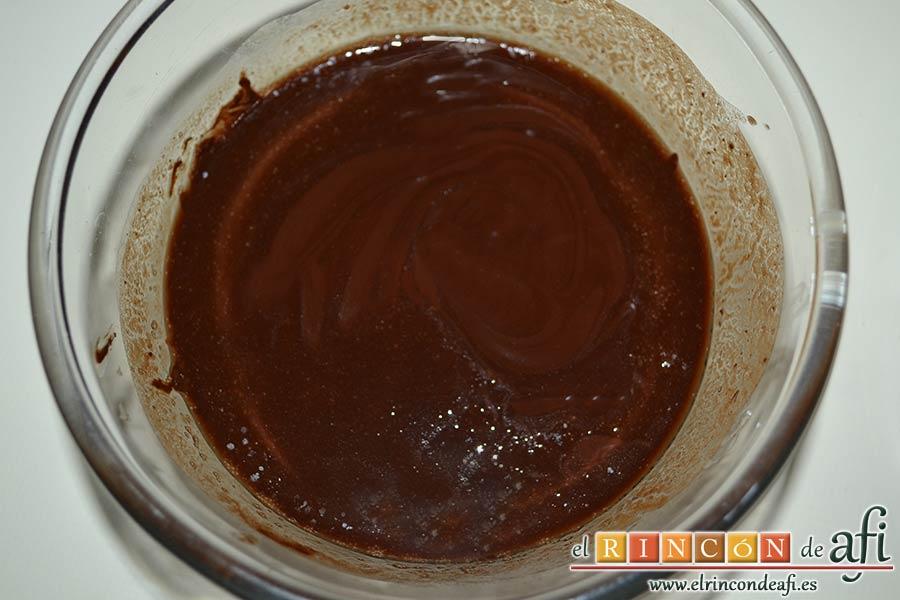 Brownie exprés, derretir y mezclar bien