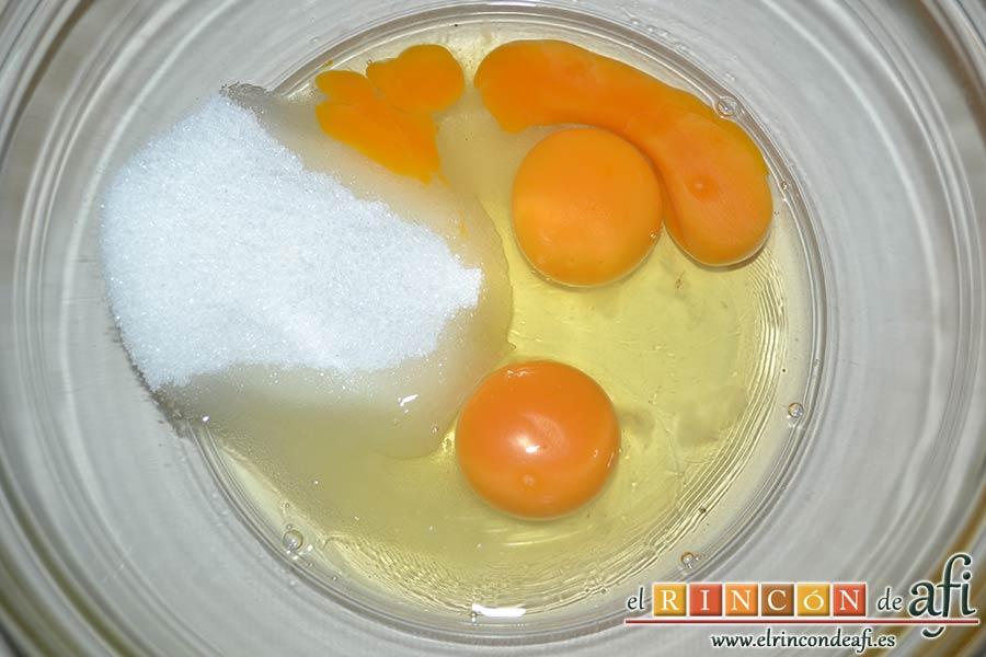 Brownie exprés, poner en otro bol los huevos con el azúcar