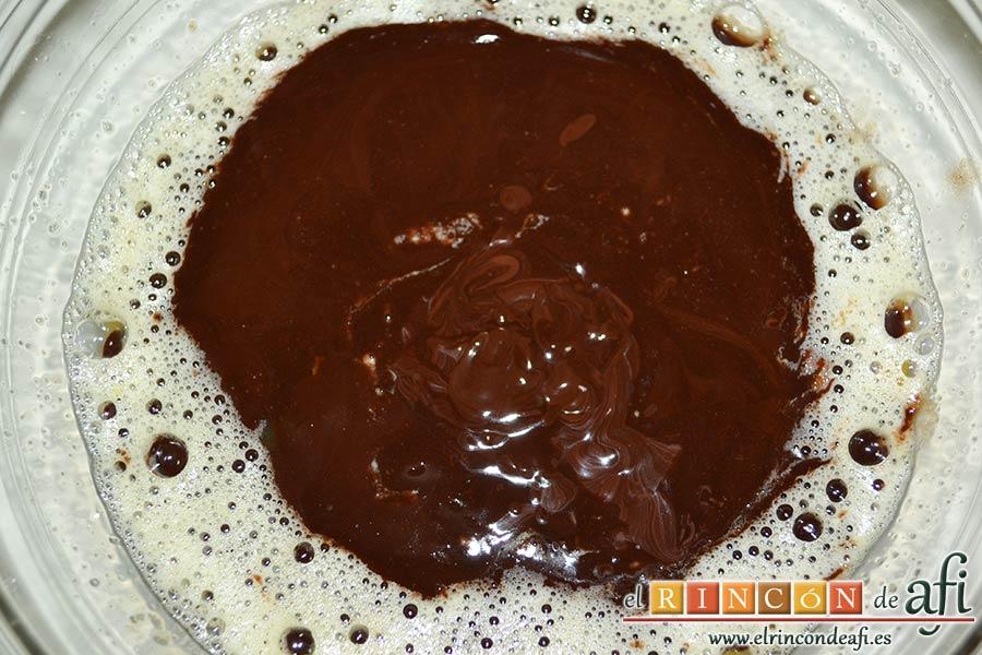 Brownie exprés, añadir la mezcla de chocolate