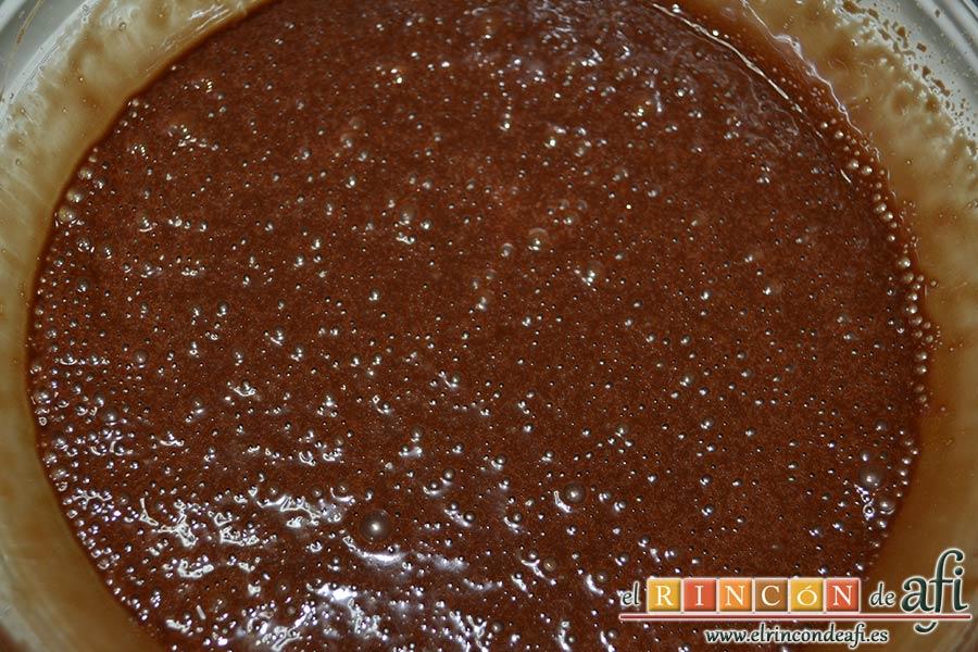 Brownie exprés, mezclar con varillas eléctricas