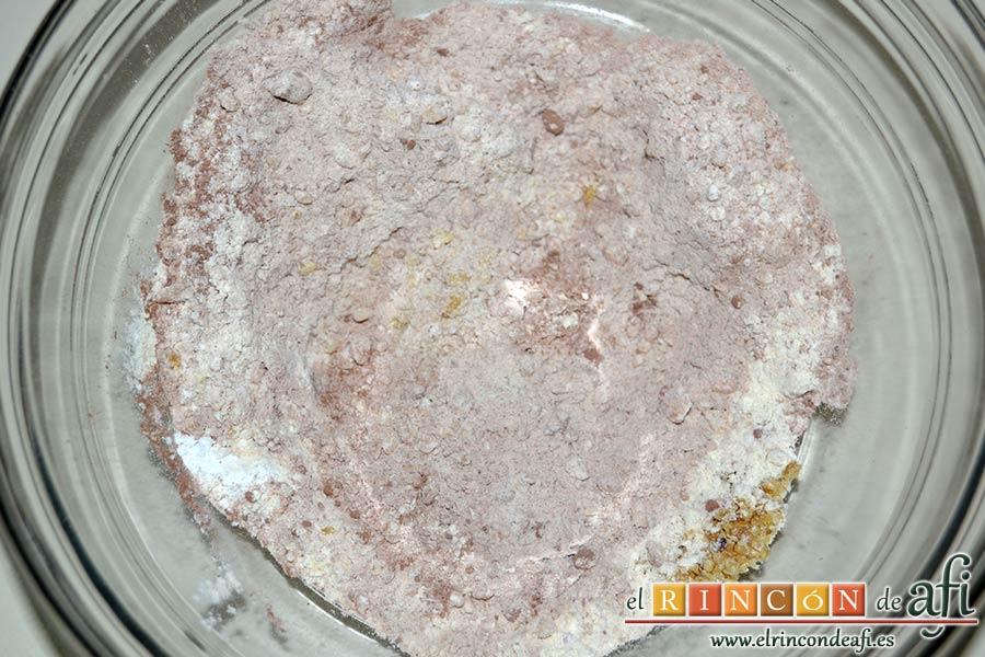 Brownie expres, poner en otro bol la harina de repostería tamizada, la levadura, el cacao y las nueces o avellanas picadas y mezclamos con una cuchara