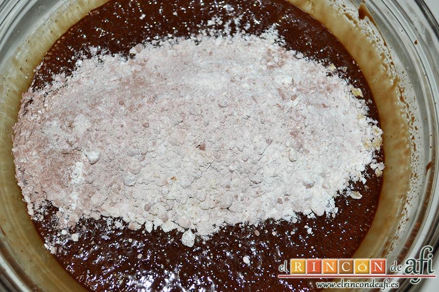 Brownie exprés, añadir los ingredientes secos a los húmedos