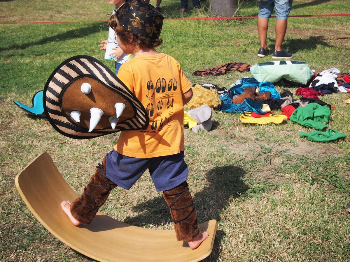 Niños disfrazado en la tabla curva