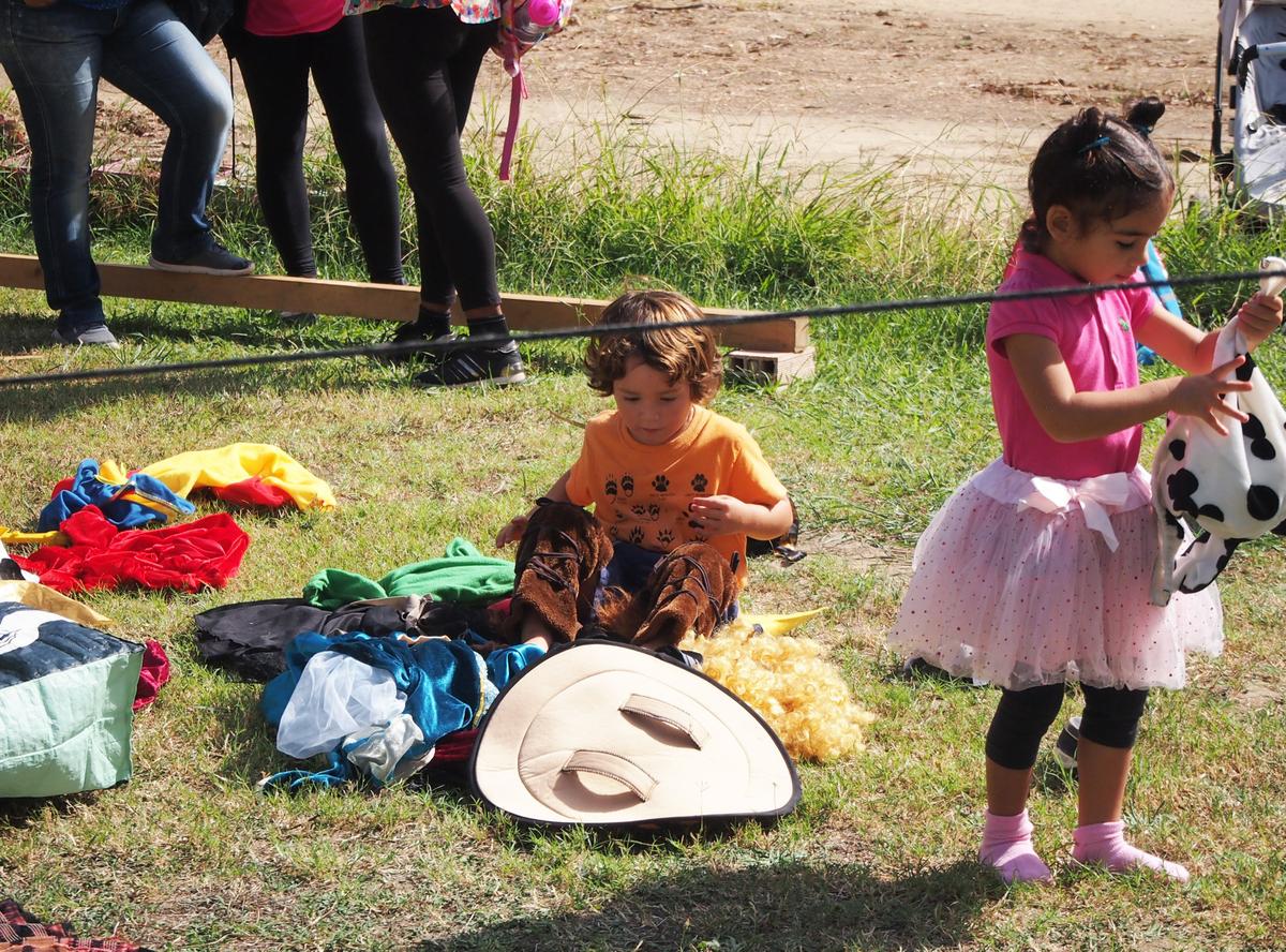 Niños jugando con los disfraces