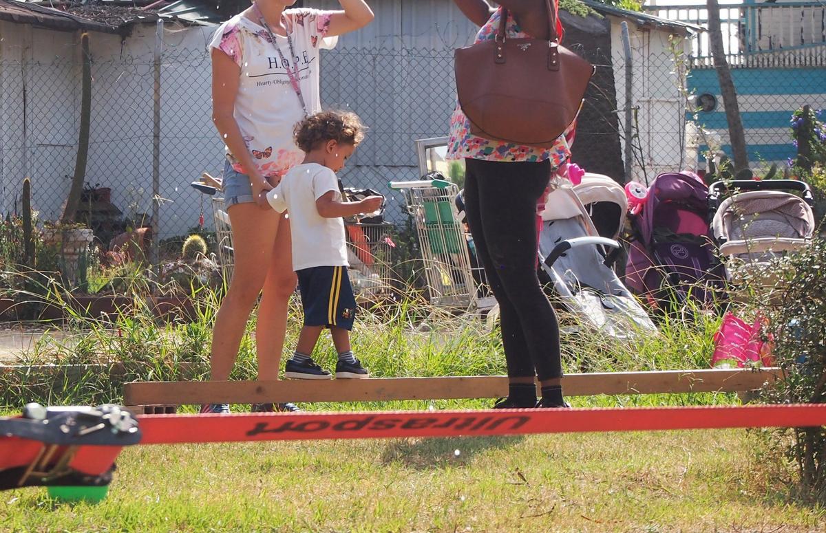 Niño haciendo equilibrio en un tabla
