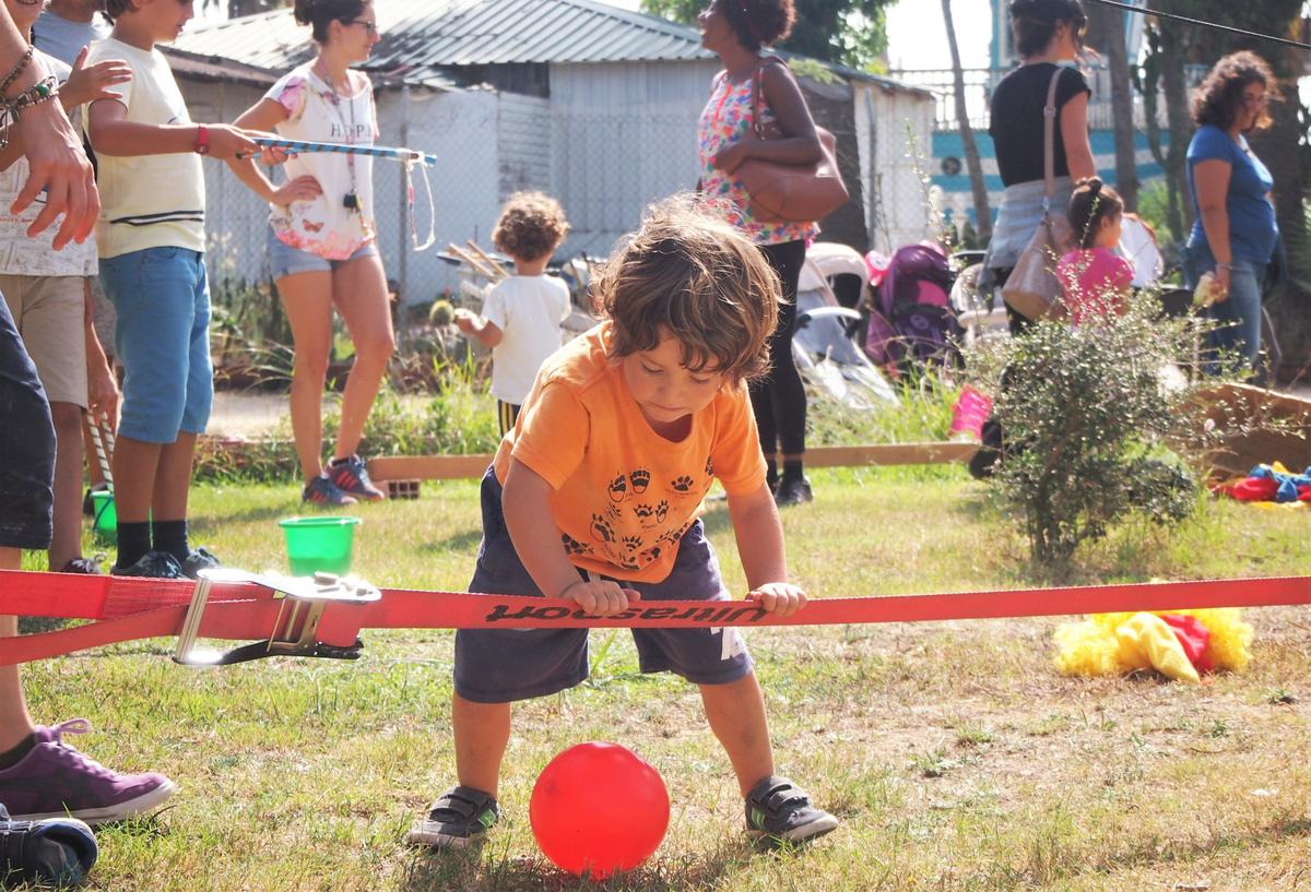 Niño jugando con el slackline