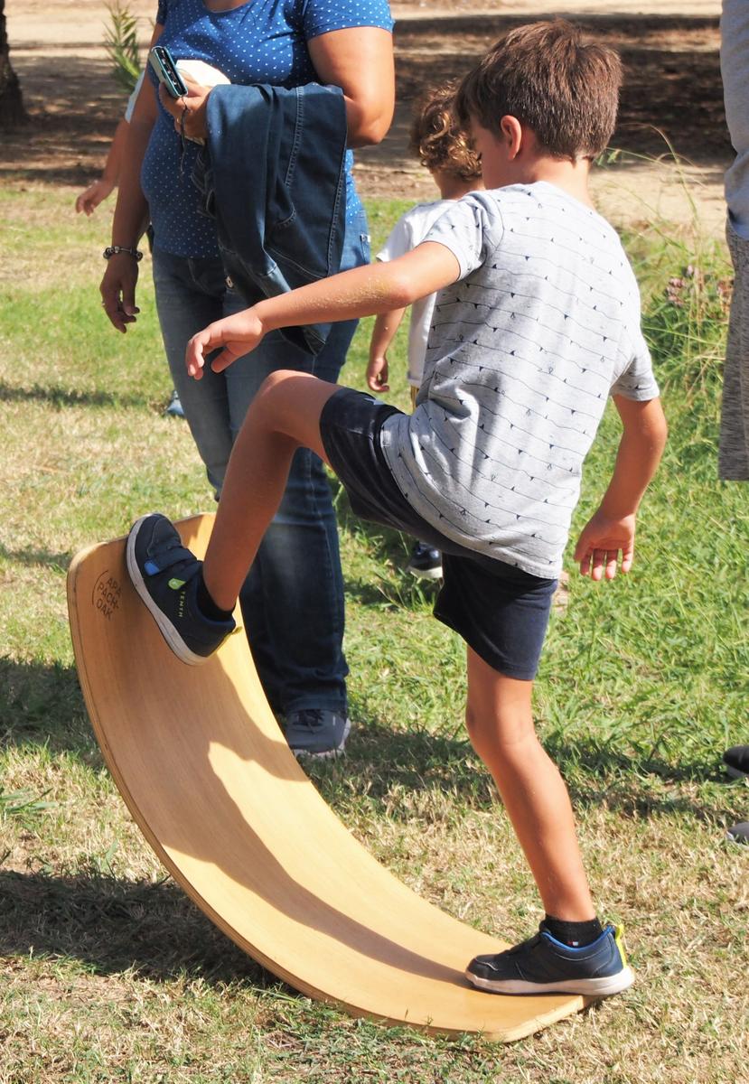 Niño jugando con la tabla curva