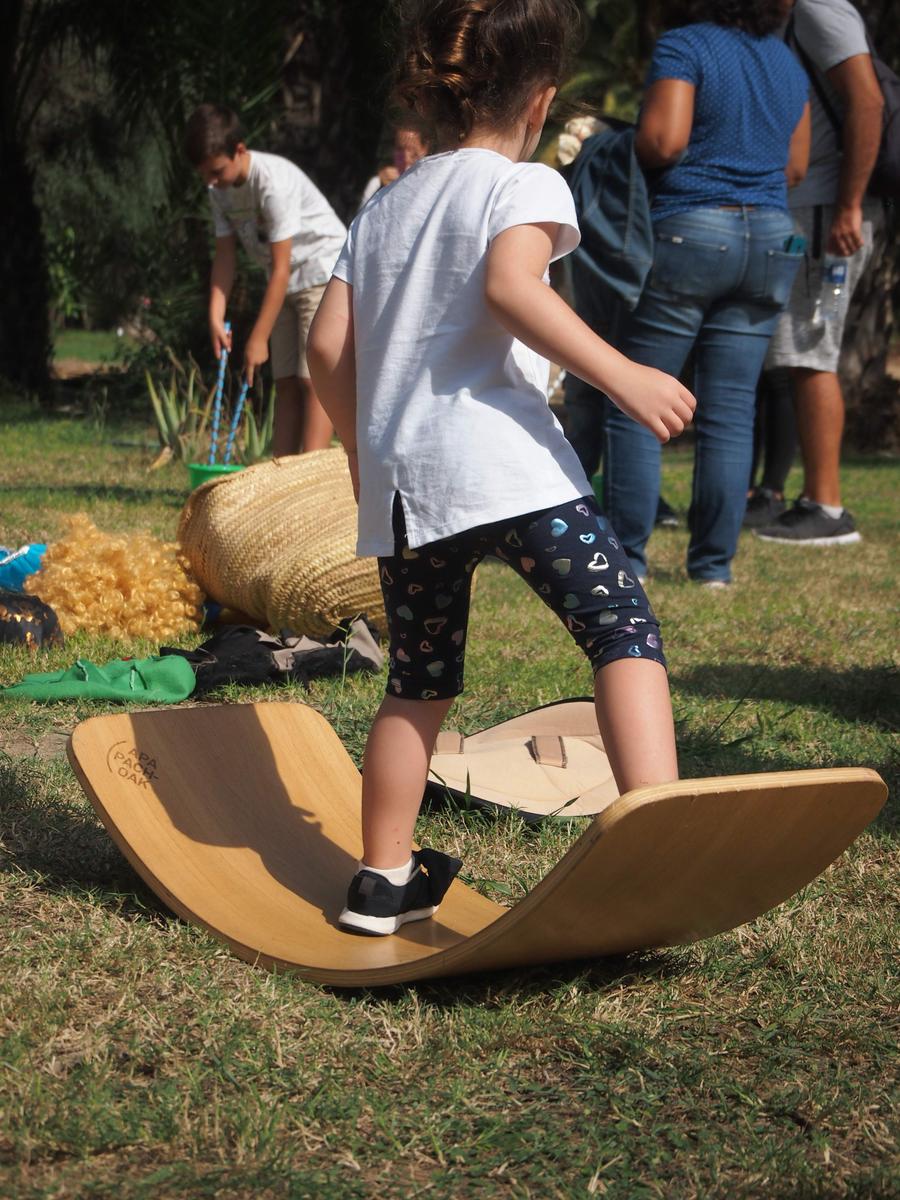 Niño jugando con la tabla curva