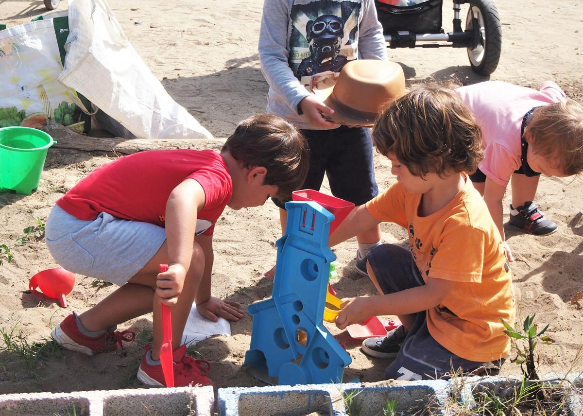 Niños jugando con la arena