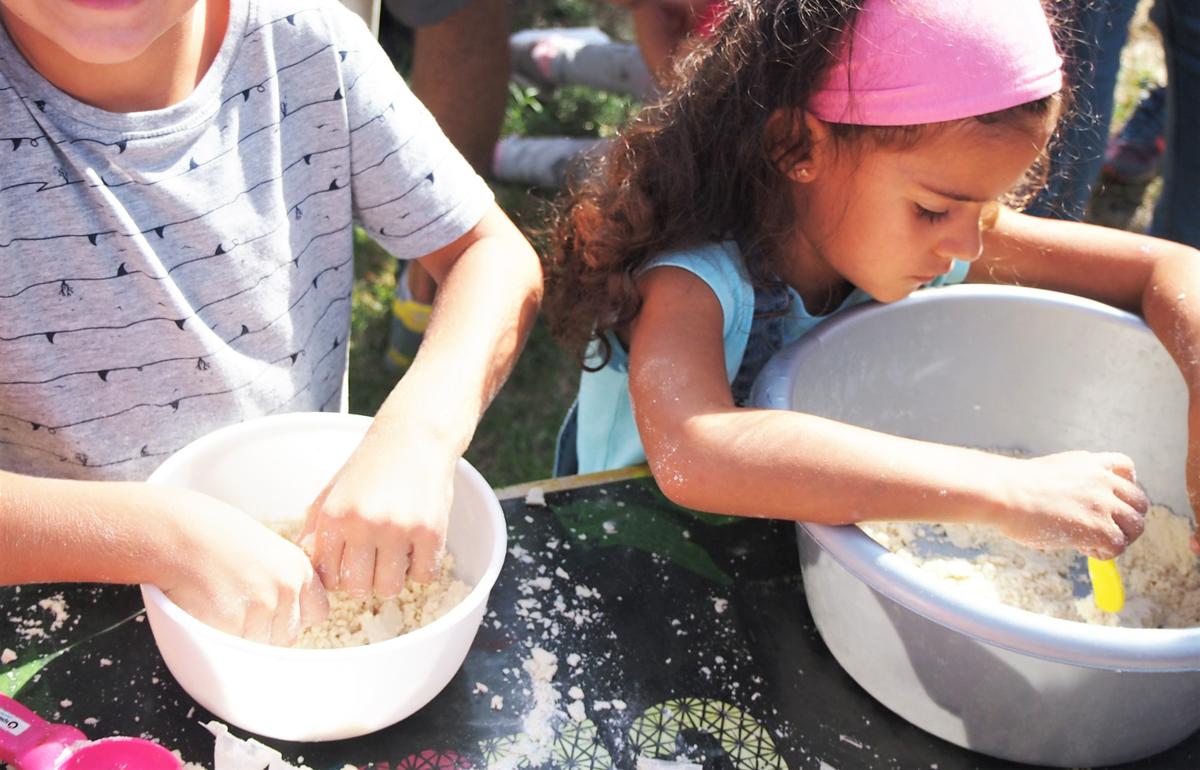 Niños haciendo arena mágica con sus manos
