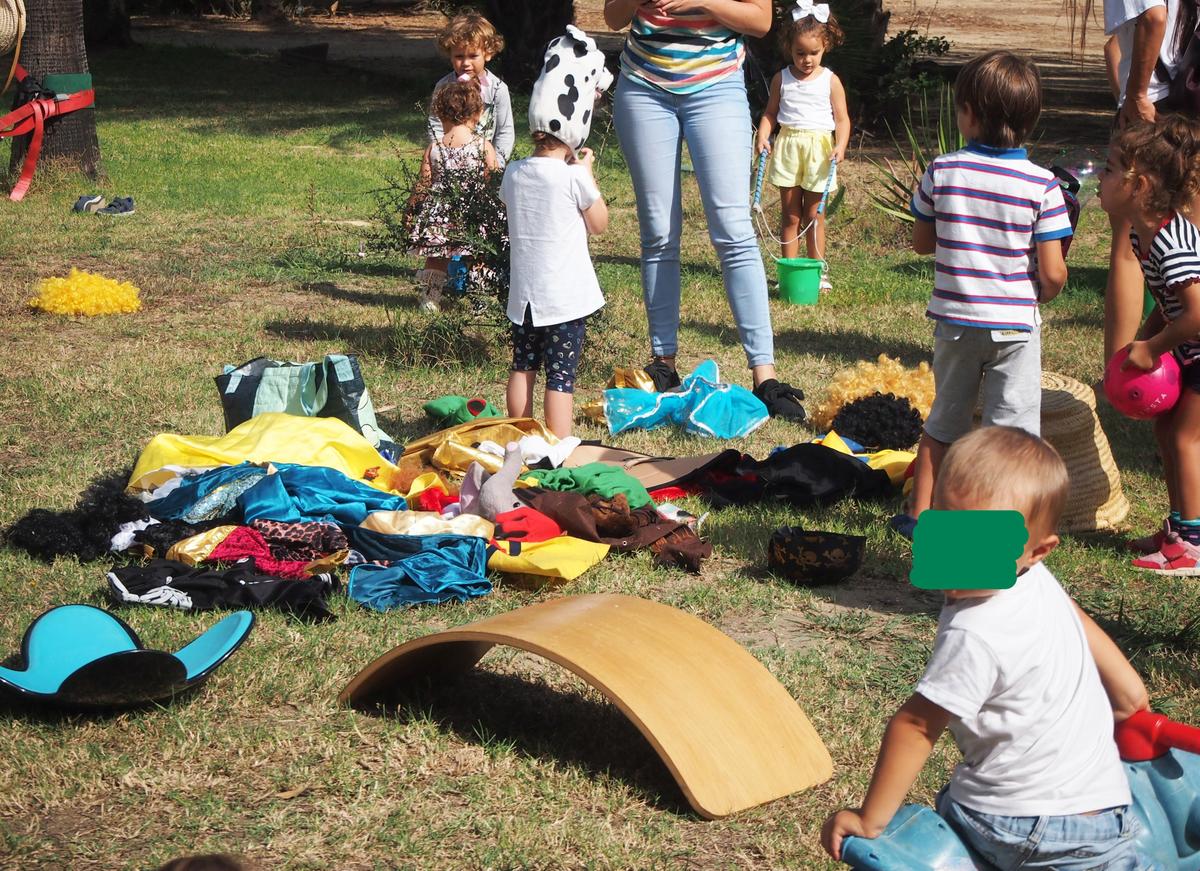 Niños jugando en el parque