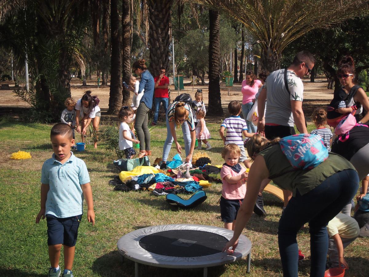 Niños jugando en el parque