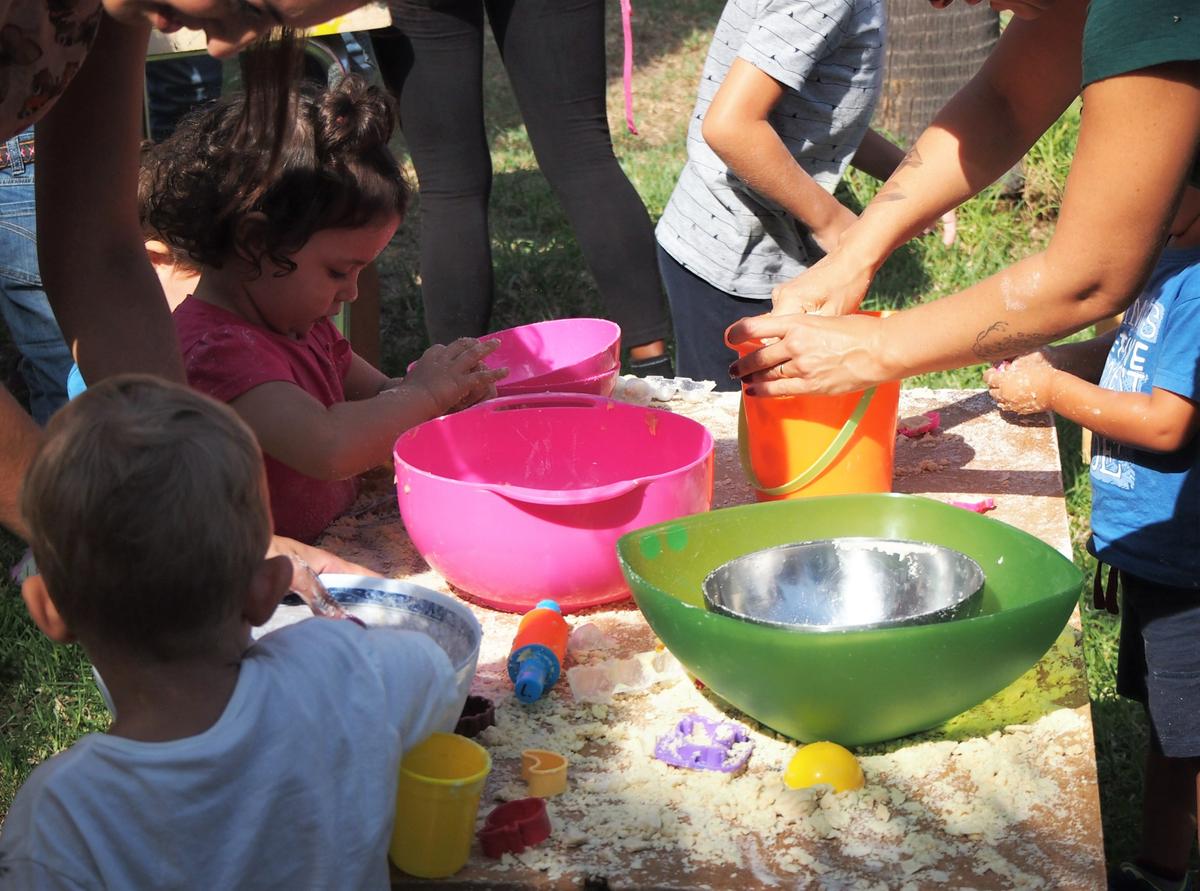 Niños haciendo arena mágica con sus manos
