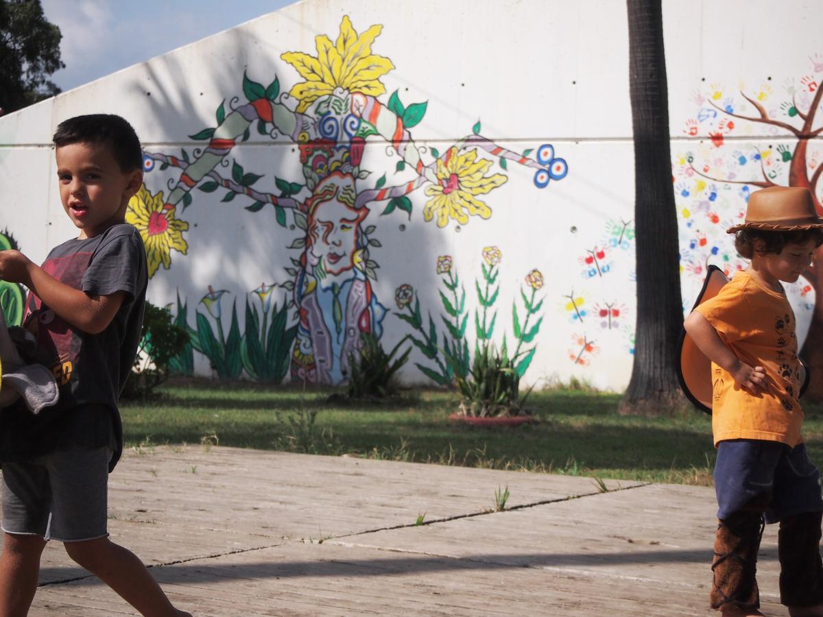 Niños jugando y grafiti del parque de los Locos detrás 