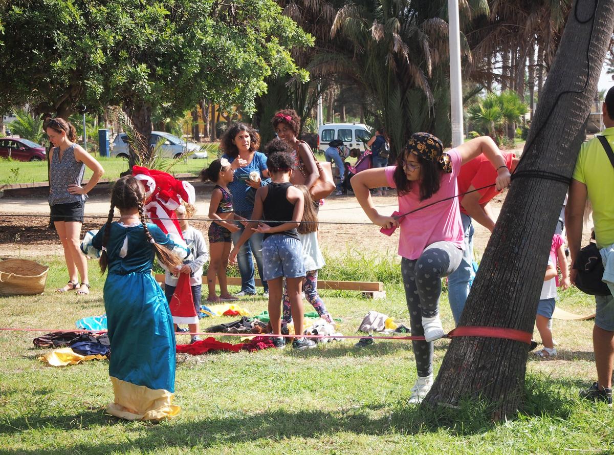 Slackline y niños jugando de fondo a otras cosas 