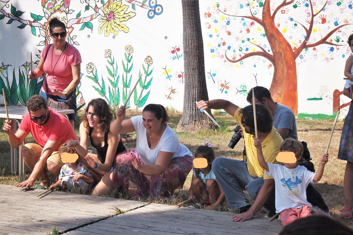 Grupo de niños y padres en el taller