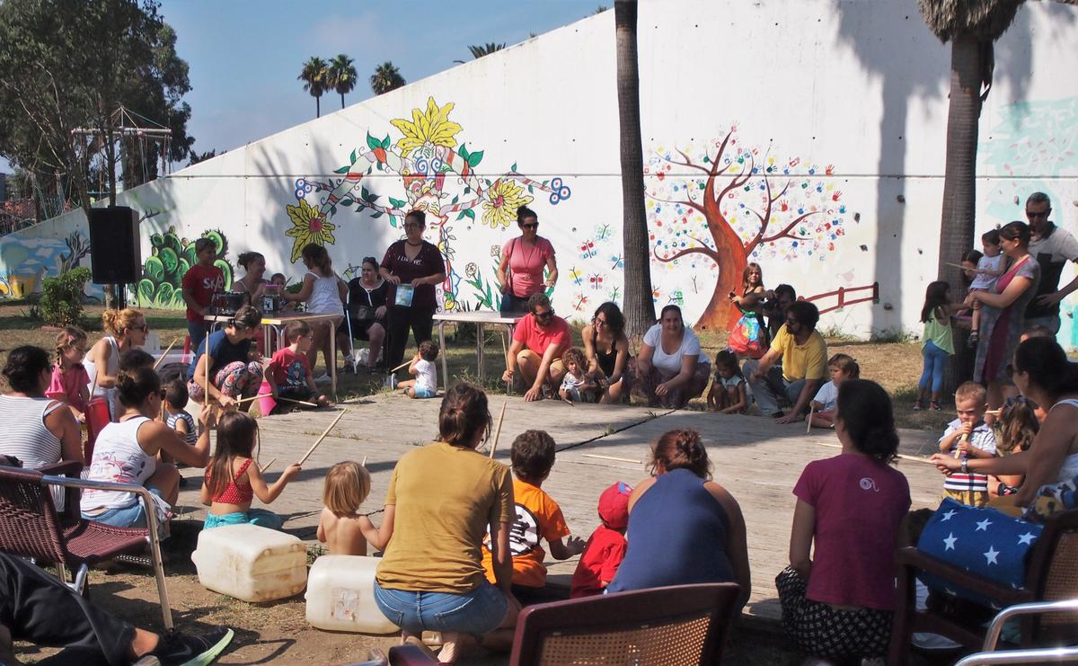 Grupo de niños y padres en el taller