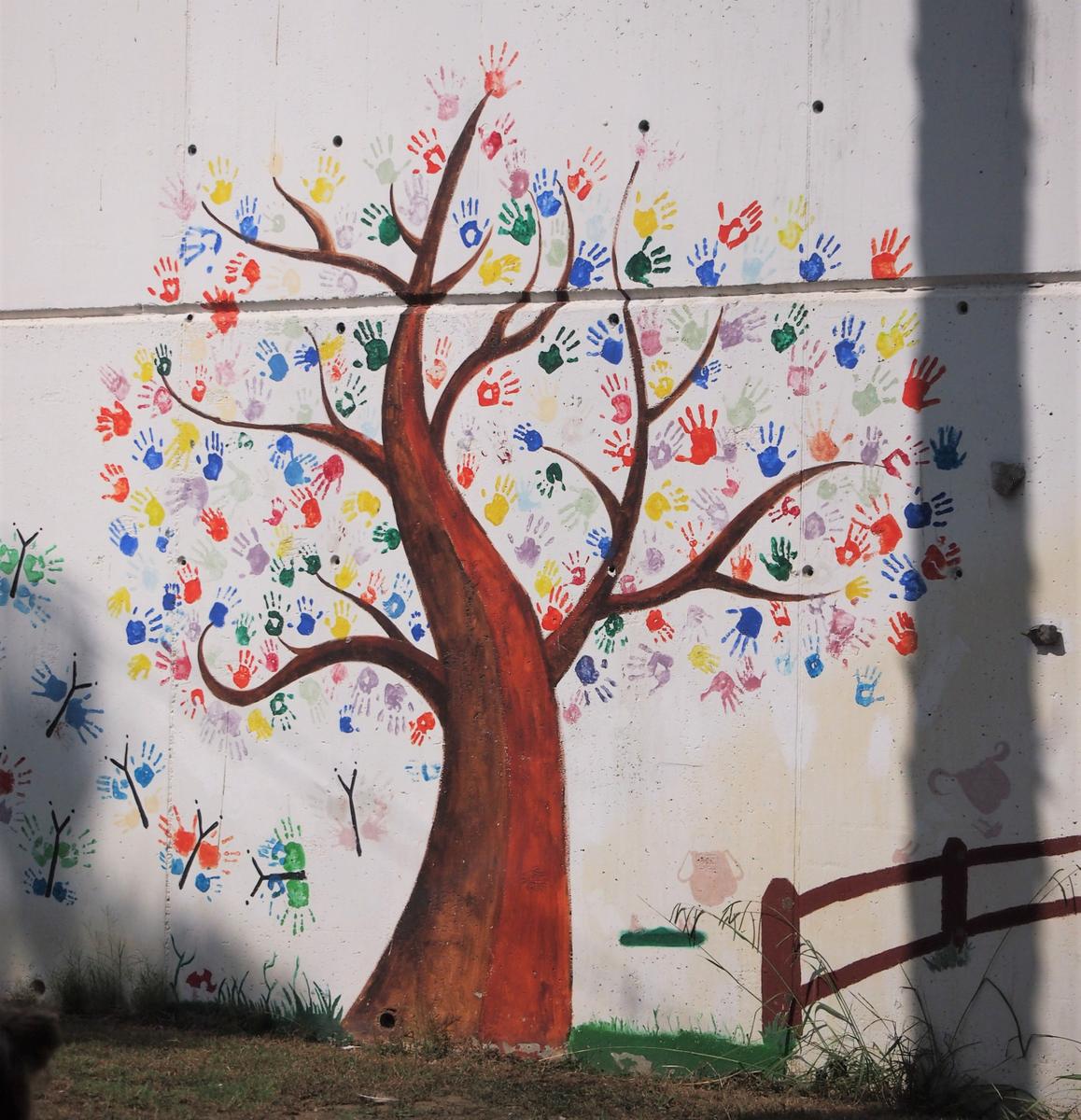 Grafiti de arbol de manos