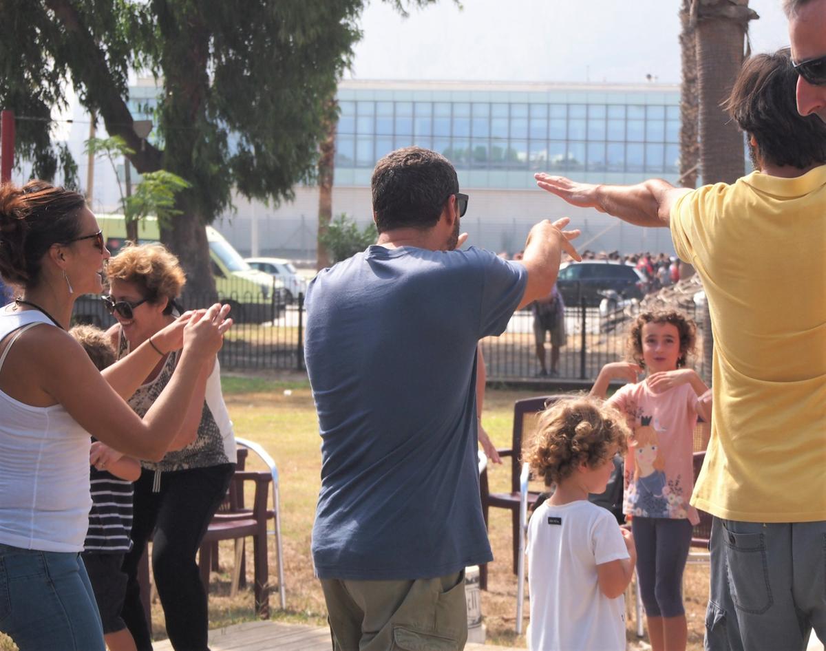 Gente bailando en el taller de percusión