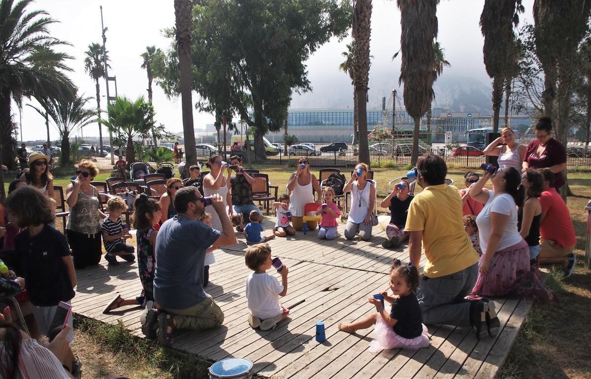 Grupo de niños y padres en el taller