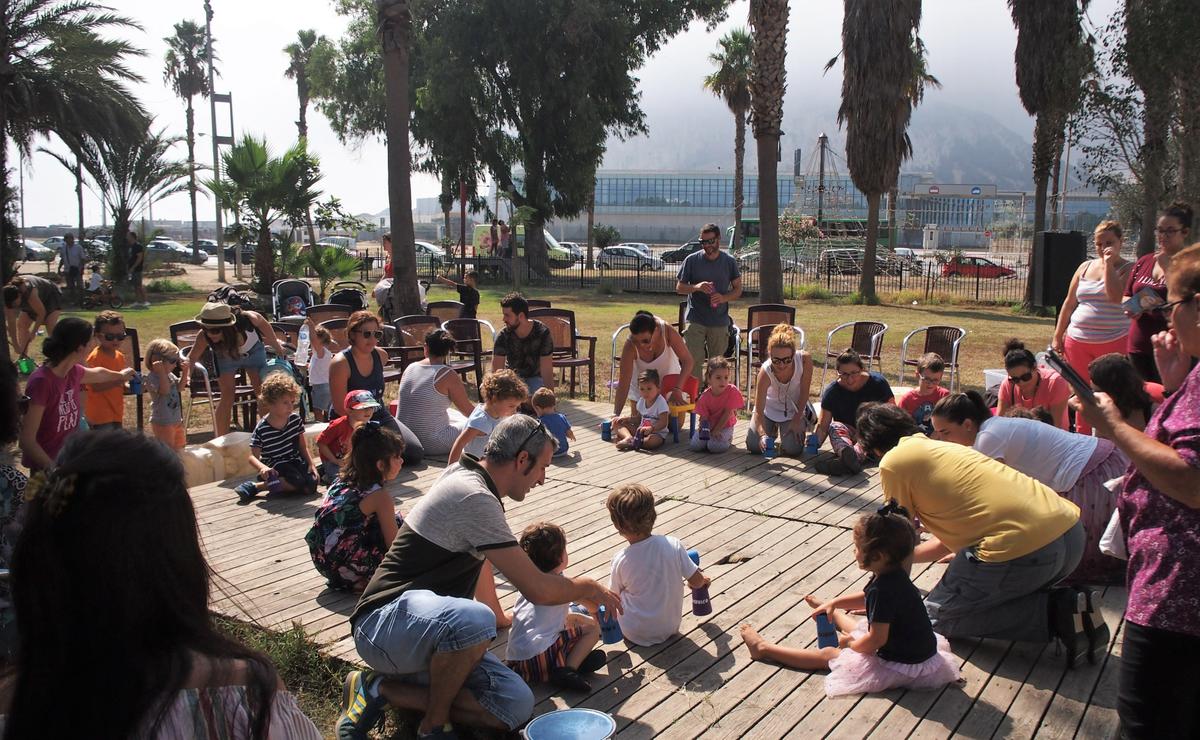 Grupo de niños y padres en el taller