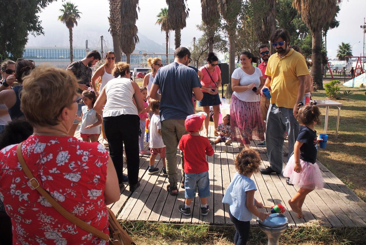 Grupo de niños y padres en el taller