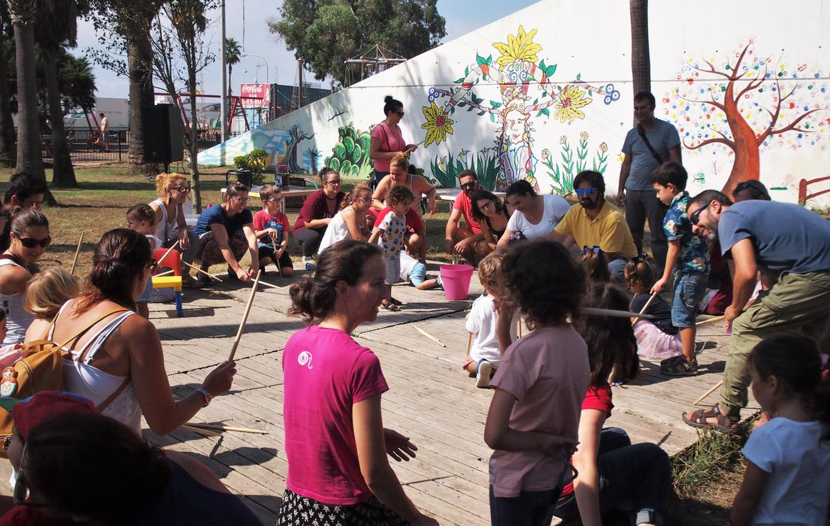 Grupo de niños y padres en el taller