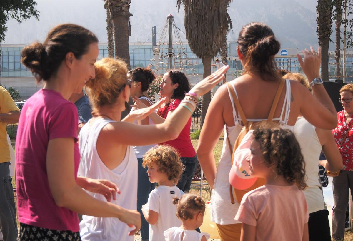 Gente moviendose en el taller