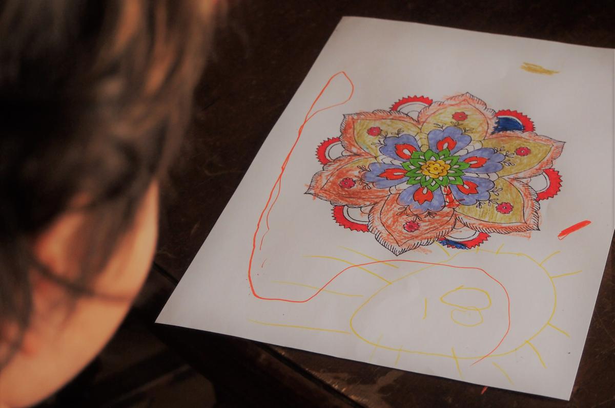 Niño con mandala coloreado