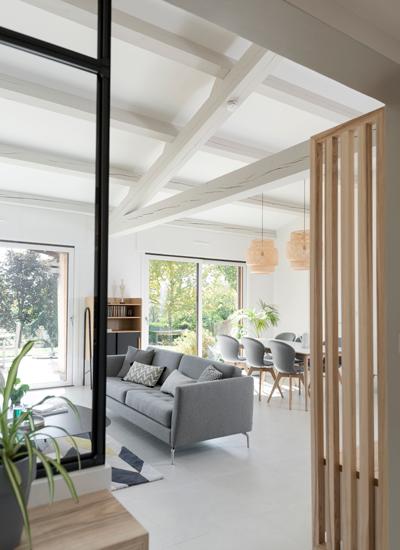 sofa gris y suelo blanco