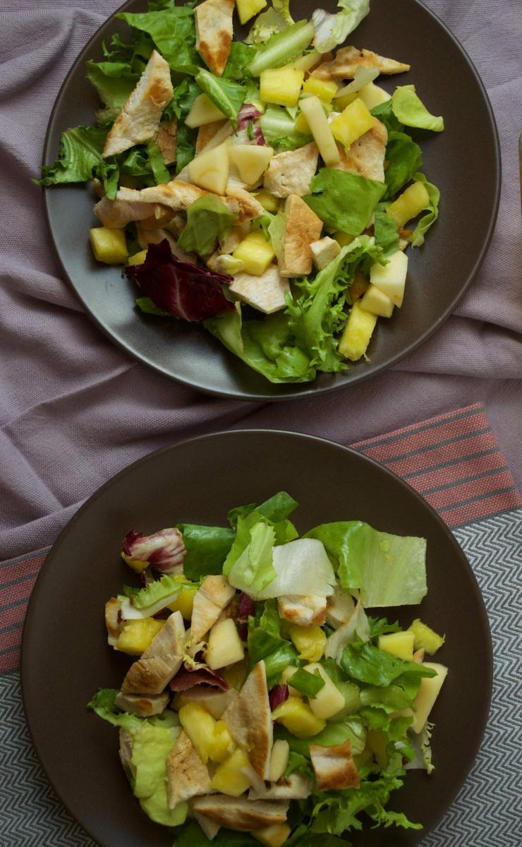 Ensalada tropical de pollo, piña y manzana