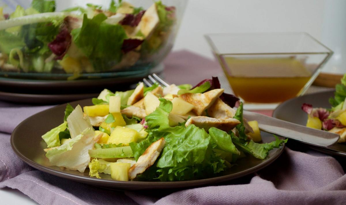 Ensalada tropical de pollo, piña y manzana
