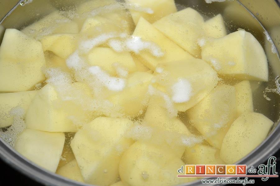 Brazo gitano de papa relleno de atún y pimiento, pelar, trocear las papas y sancocharlas