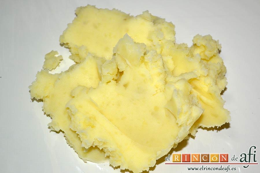 Brazo gitano de papa relleno de atún y pimiento, formar una bola de puré de papas