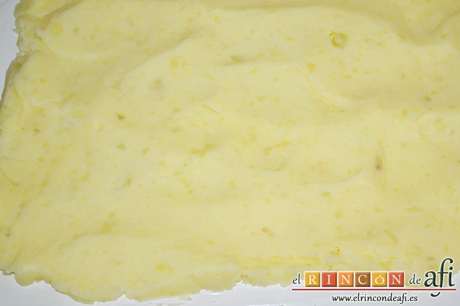 Brazo gitano de papa relleno de atún y pimiento, extender el puré sobre un film transparente