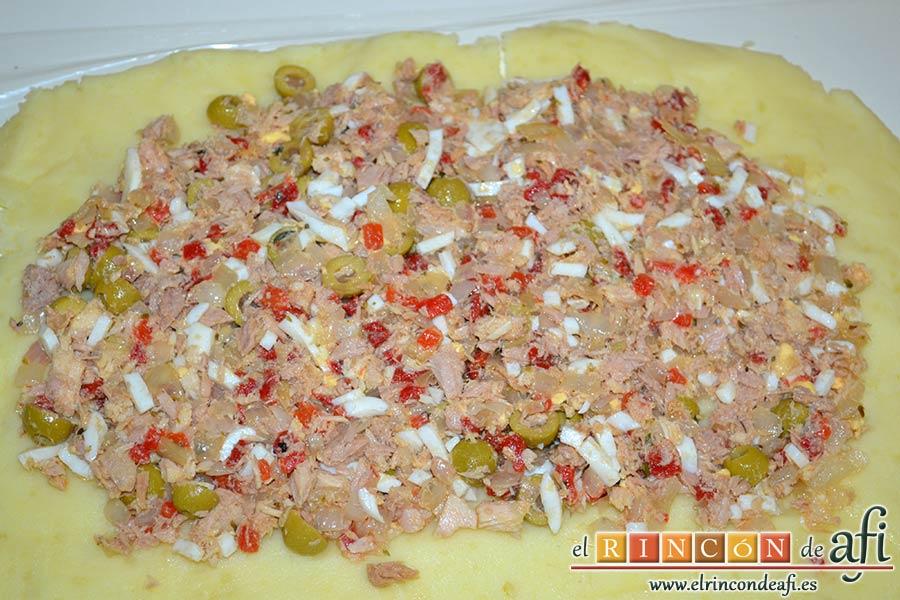 Brazo gitano de papa relleno de atún y pimiento, extender el relleno sobre el puré