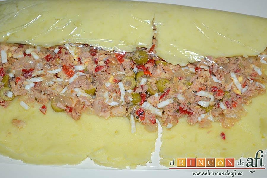 Brazo gitano de papa relleno de atún y pimiento, no te preocupes si salen zonas rajadas