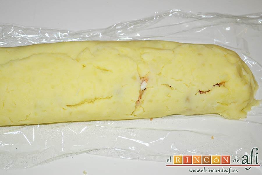 Brazo gitano de papa relleno de atún y pimiento, formar un cilindro apretado