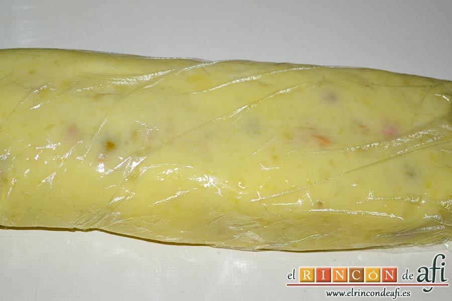 Brazo gitano de papa relleno de atún y pimiento, apretarlo bien con el film