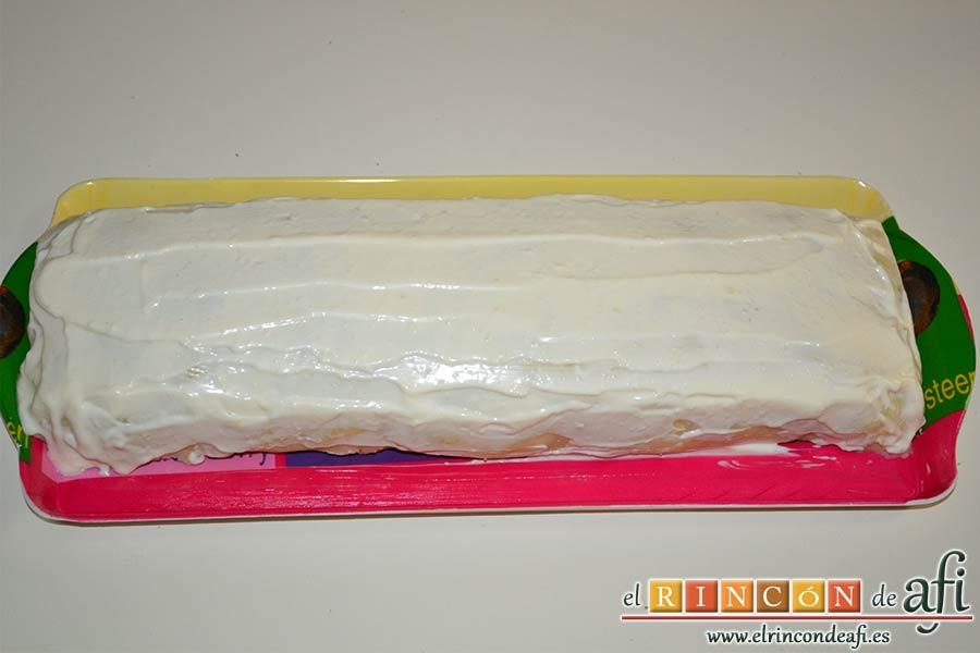 Brazo gitano de papa relleno de atún y pimiento, refrigerar, retirar el film y cubrir de mayonesa